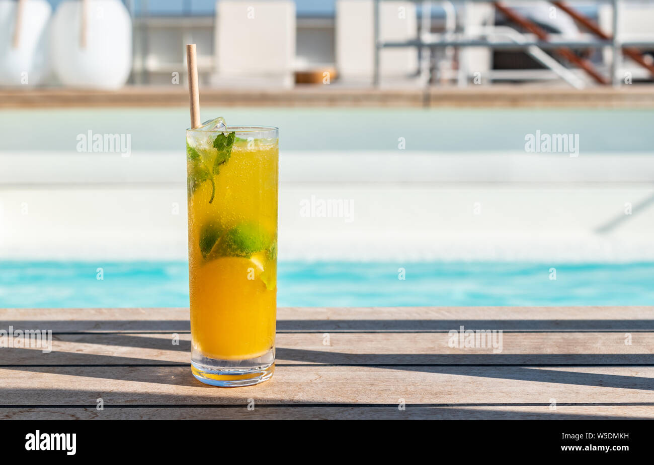 Frutti della passione Mojito a piscina sulla vacanza in crociera. Alcolico cocktail estivi. Foto Stock