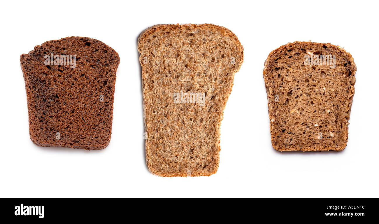 Vista superiore di strati multi grano pane marrone isolati su sfondo bianco Foto Stock