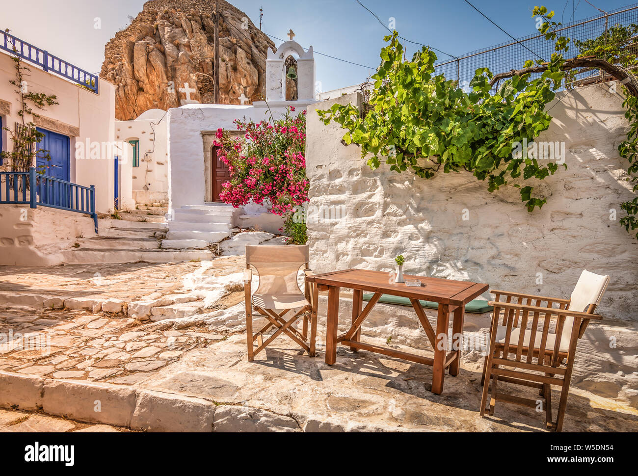 Tradizionale greco street nel centro della città al tramonto, Amorgos Island, Grecia. Foto Stock
