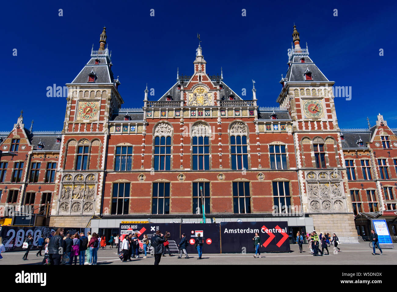 La stazione centrale di Amsterdam, la più grande stazione ferroviaria di Amsterdam, Paesi Bassi Foto Stock