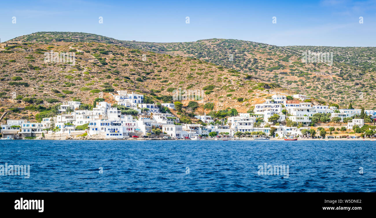 Amorgos villaggio lungo il lungomare, Grecia. Foto Stock