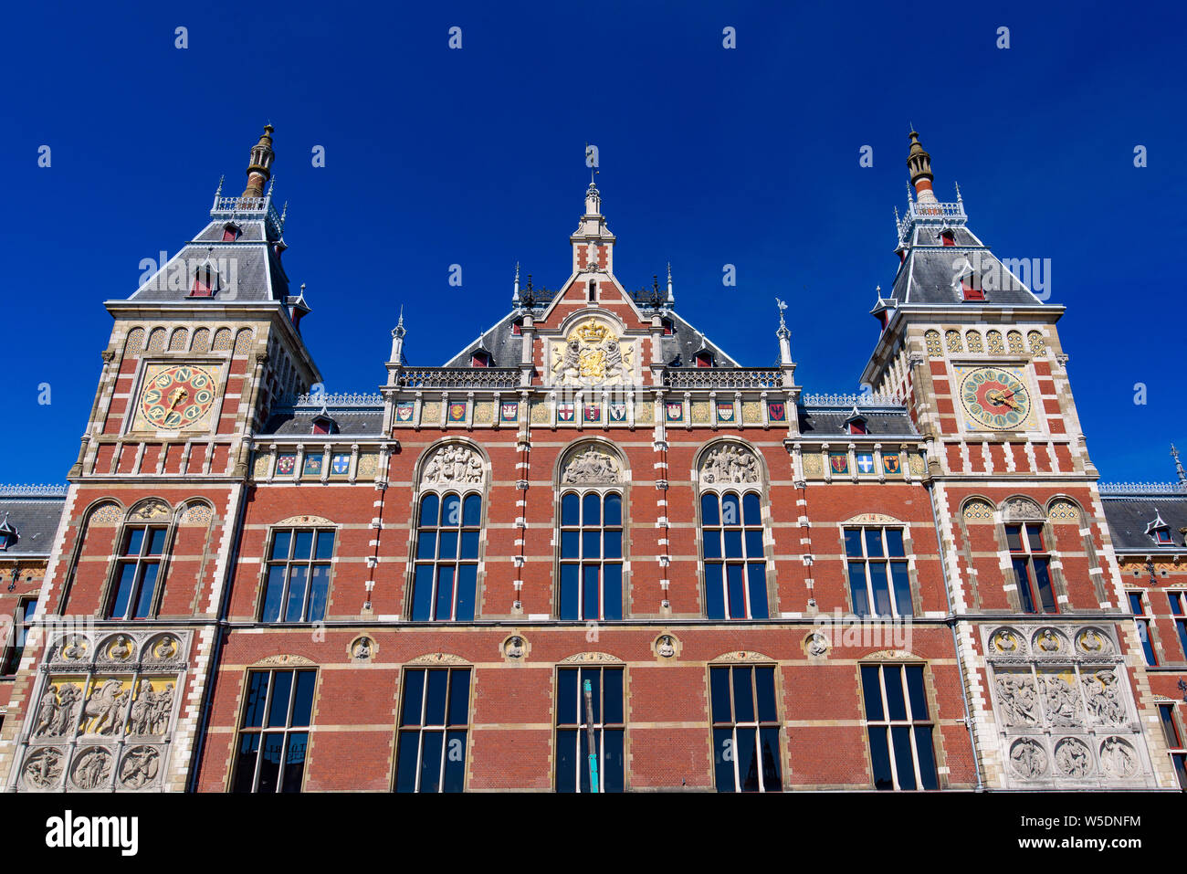 La stazione centrale di Amsterdam, la più grande stazione ferroviaria di Amsterdam, Paesi Bassi Foto Stock