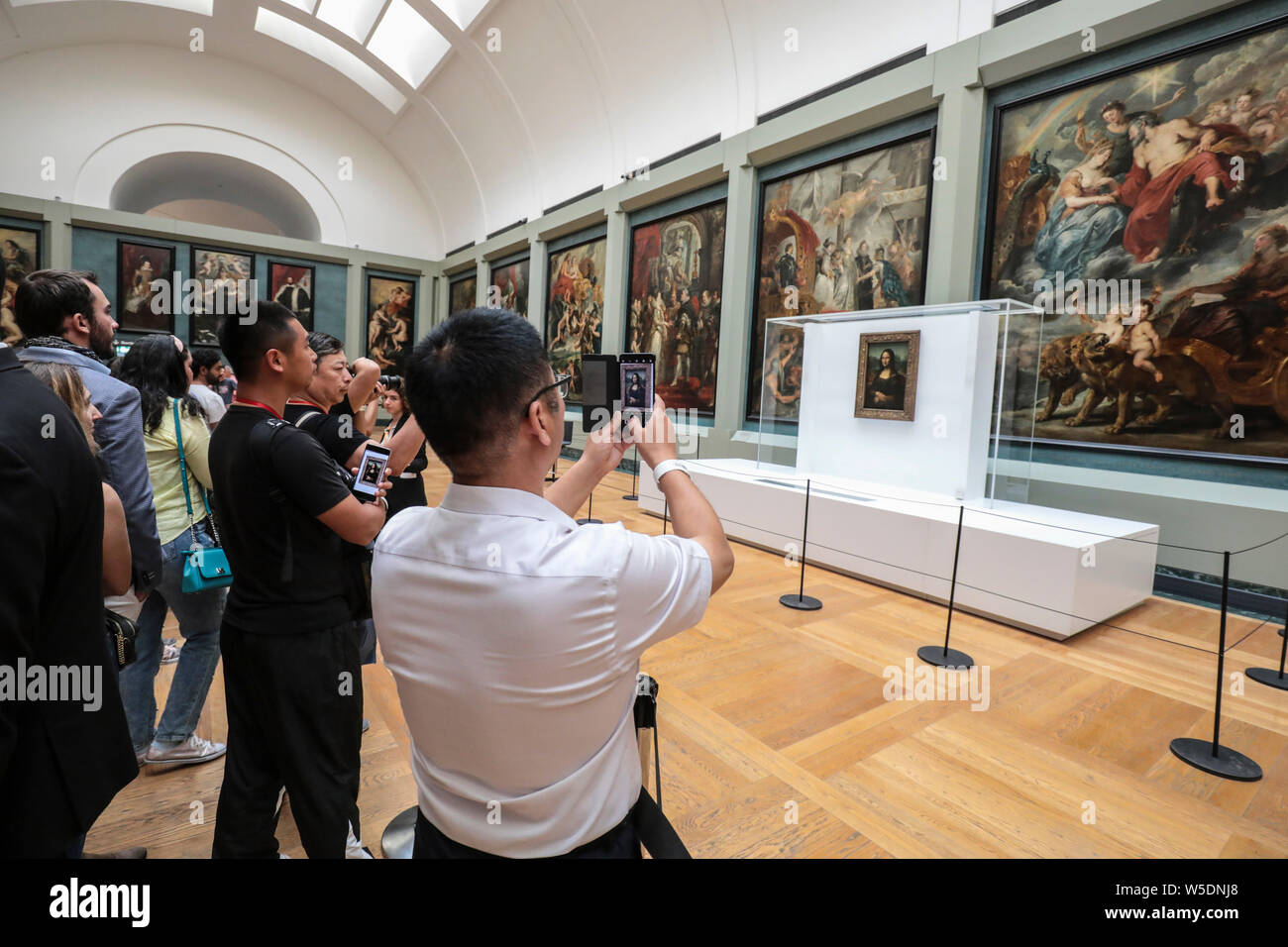 La Mona Lisa temporaneamente sul display nella Galerie MEDICIS Foto Stock