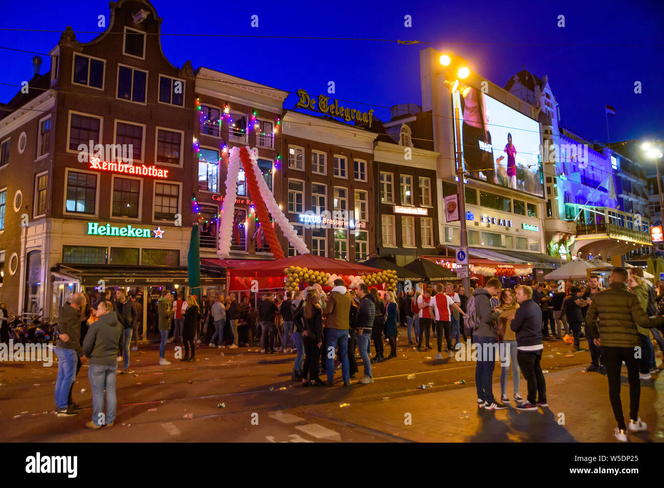 Raduno di persone al di fuori del bar sport per celebrare in Amsterdam, Paesi Bassi Foto Stock