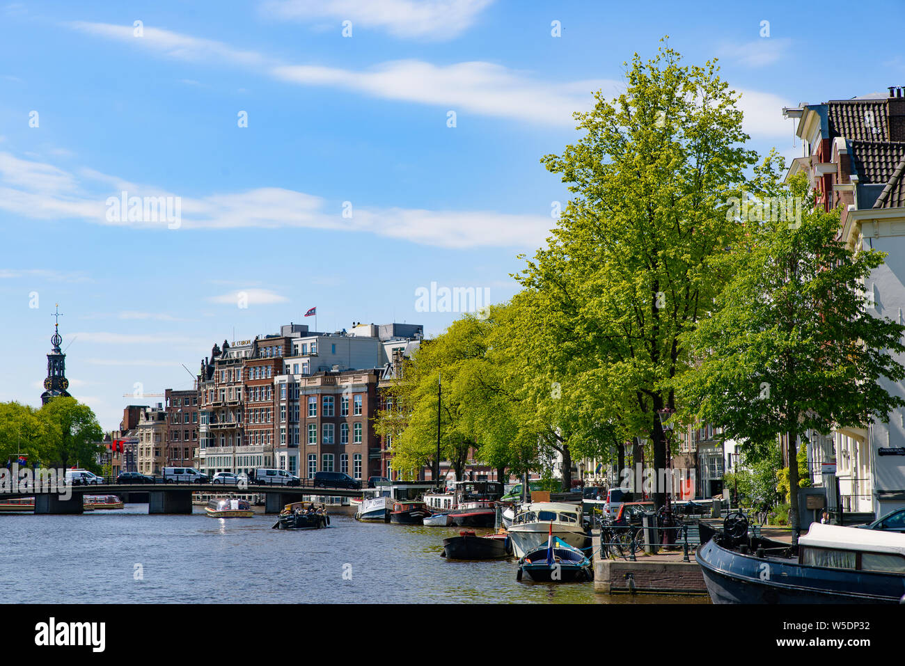 Edifici, alberi e barche lungo il canale di Amsterdam, Paesi Bassi Foto Stock
