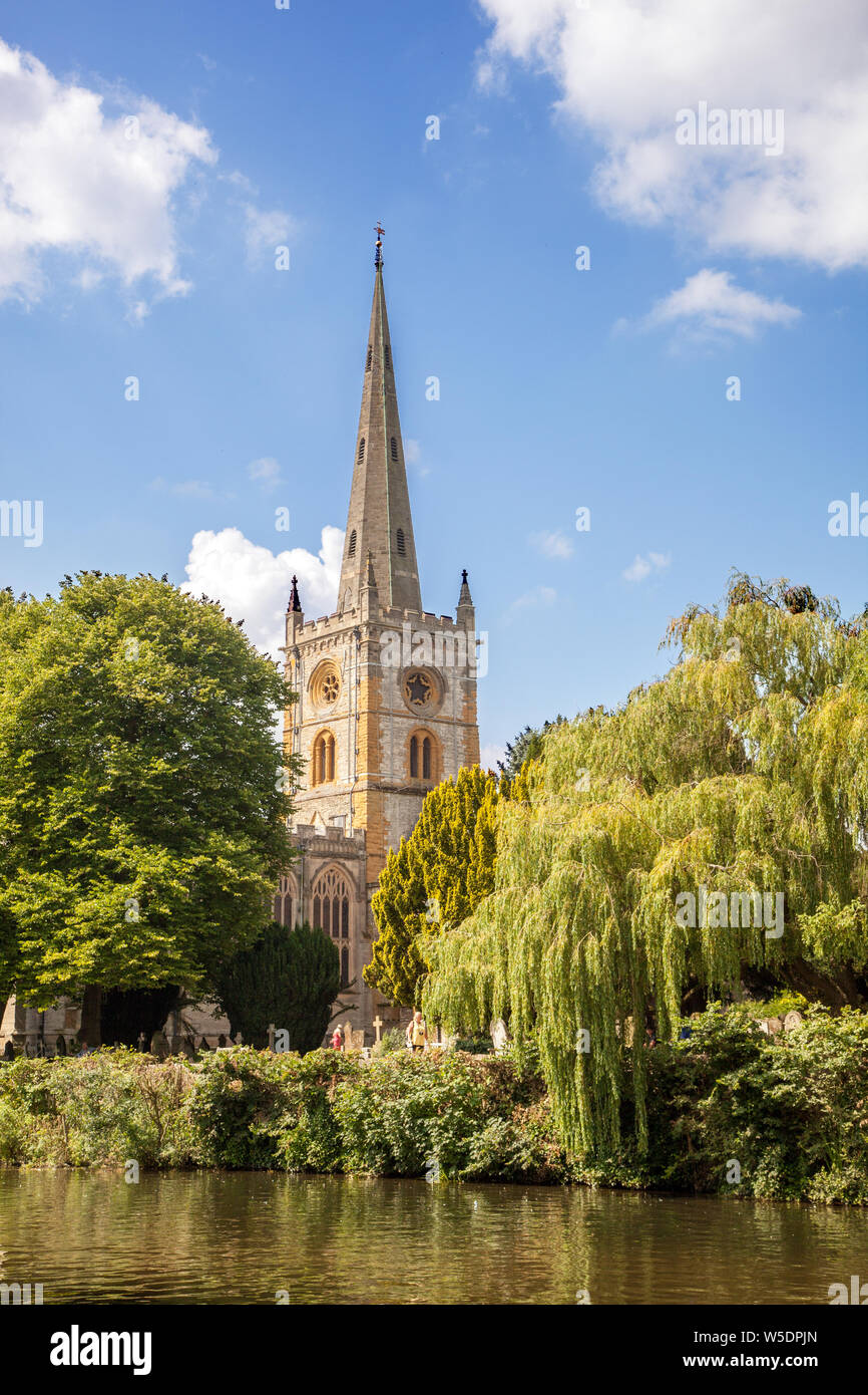 Chiesa della Santa Trinità vista attraverso il fiume Avon nella città di Stratford Upon Avon nel Warwickshire, la chiesa dove William Shakespeare fu battezzato, Foto Stock