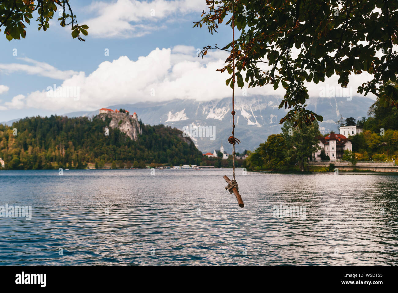 Vista la pura sul lago di Bled con un tarzanka, vecchio stile bungee jumping corda. Concetto di viaggio Foto Stock