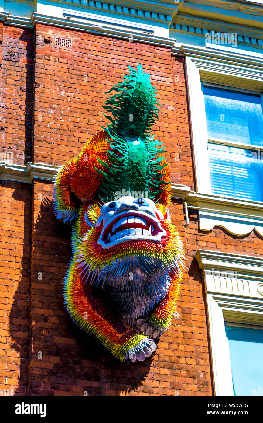 Lion (2009) da Hsiao-Chi Tsai e Kimiyo Yoshikawa all'angolo di 64 Shaftesbury Avenue, Chinatown, London, Regno Unito Foto Stock