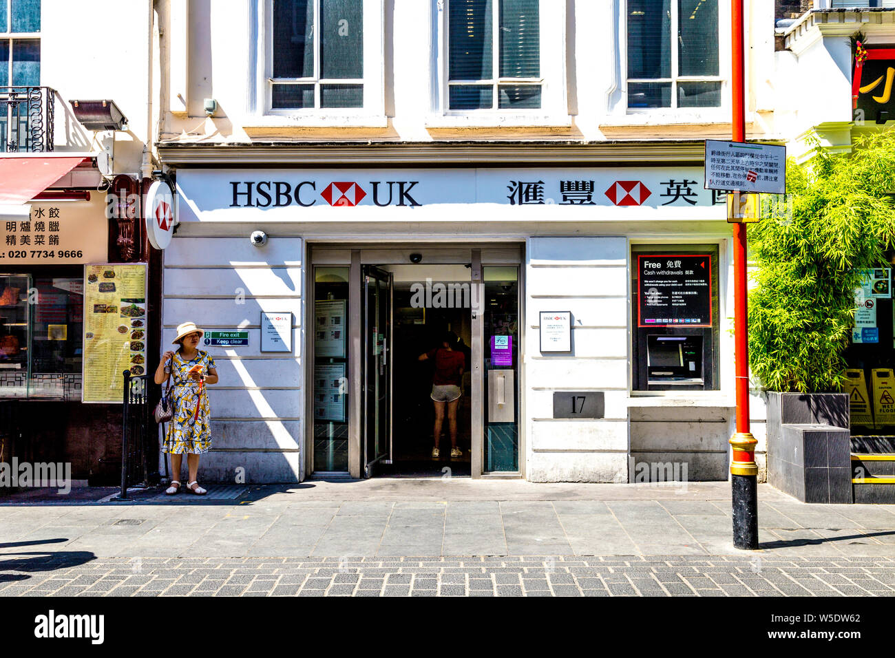 Il ramo di HSBC a Chinatown con scrittura cinese sulla facciata, London, Regno Unito Foto Stock
