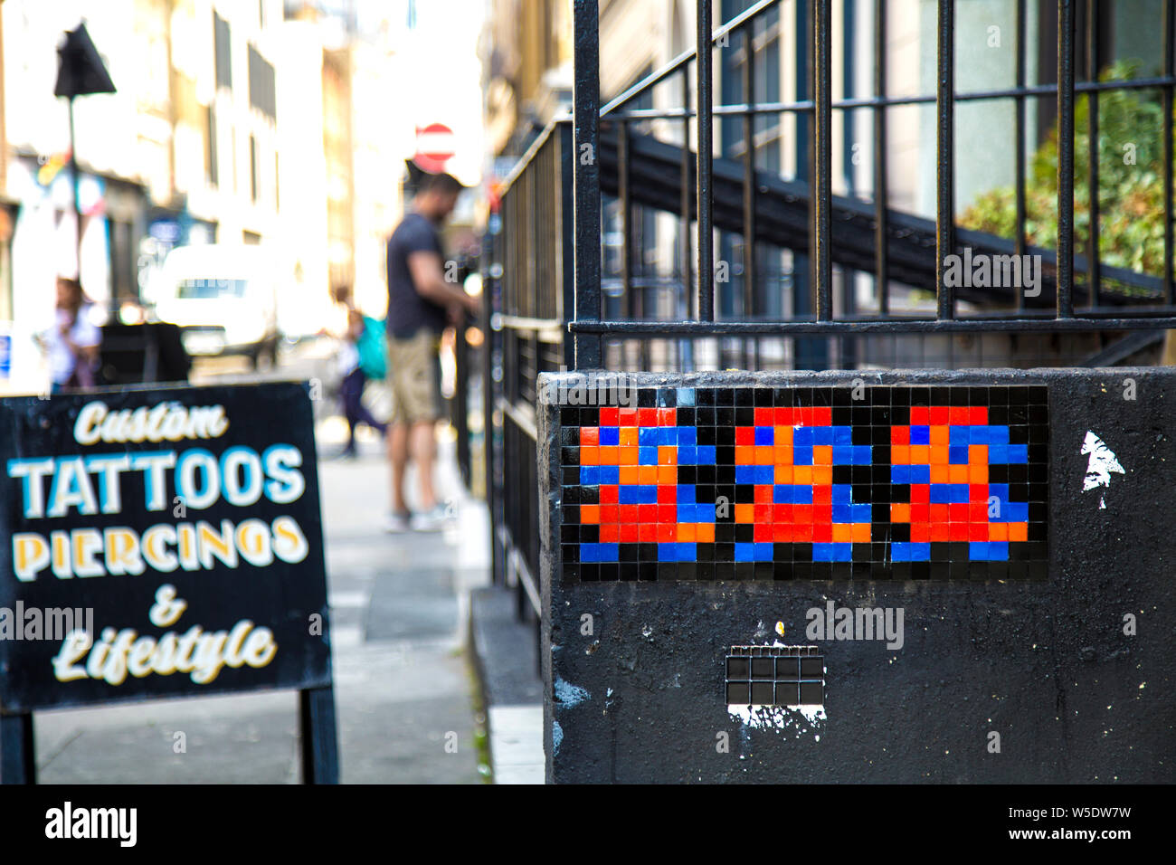 Mario arte di strada mosaico di artista Invader, Noel Street, Soho, London, Regno Unito Foto Stock