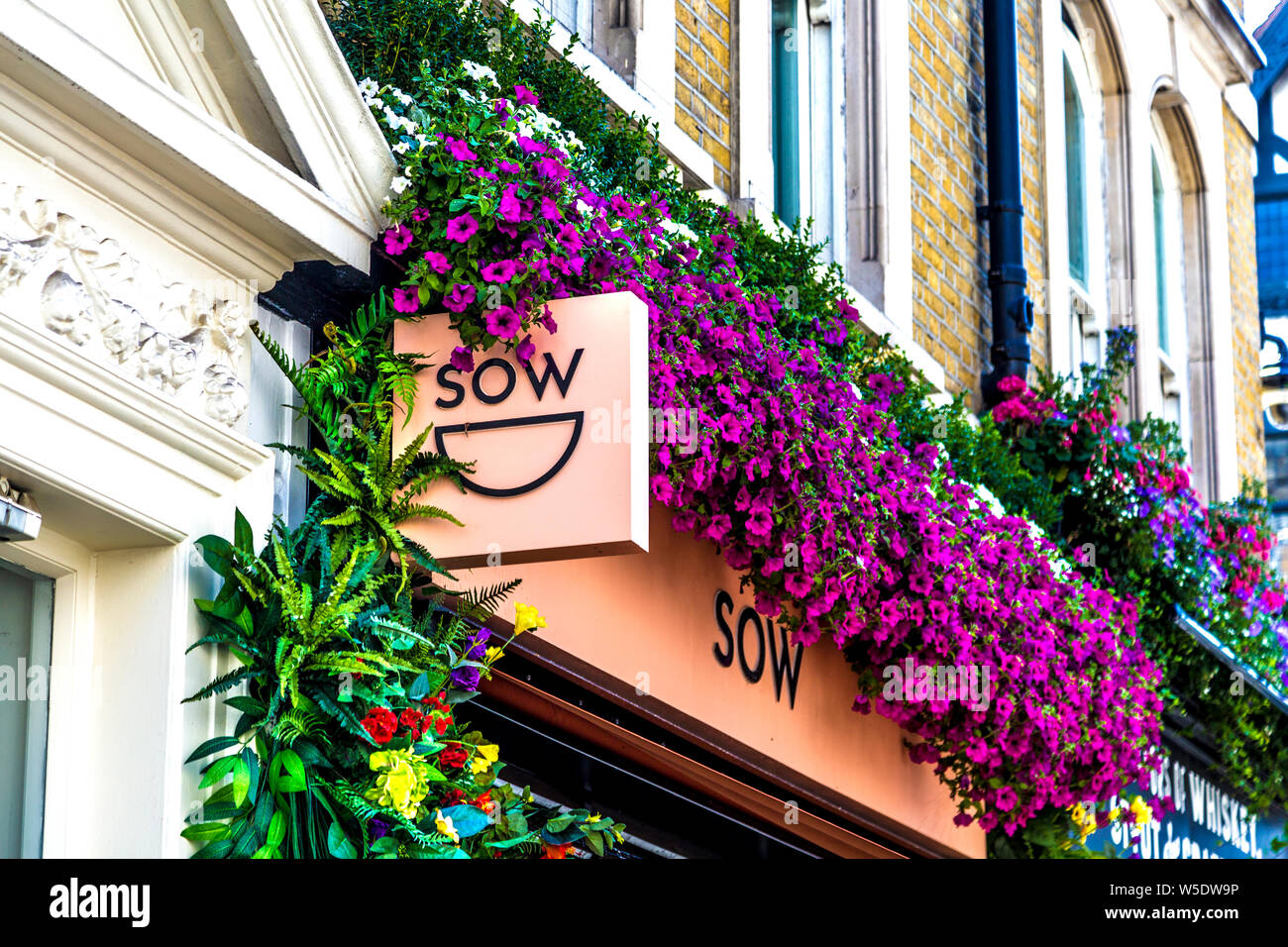 Facciata decorata con fiori, Ristorante Sow (chiuso) in Carnaby, Soho, London, Regno Unito Foto Stock