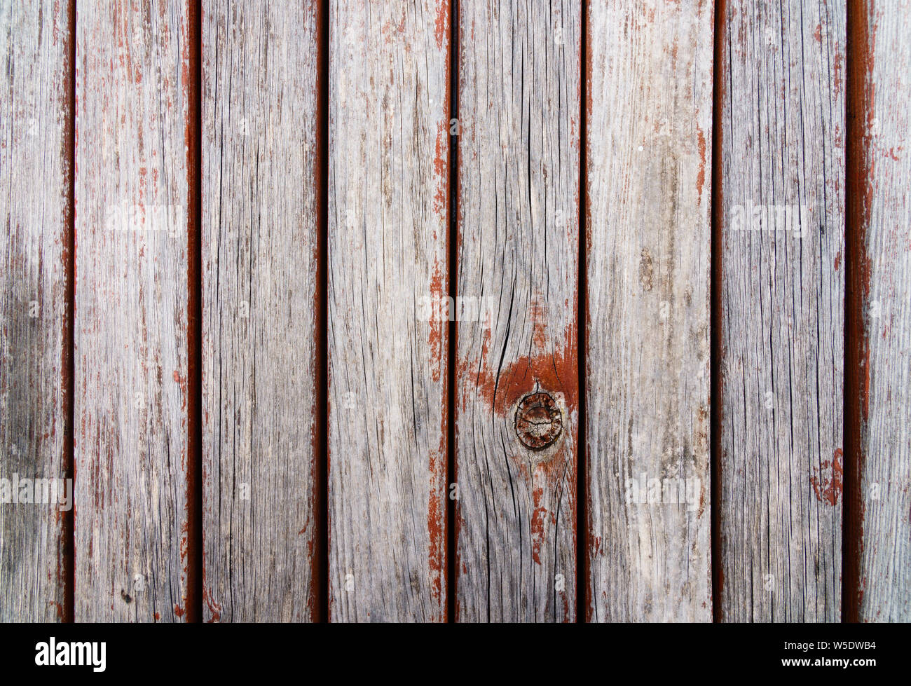 Weathered listelli in legno con crepe e resti di esfoliate marrone rossiccio e vernice, shabby look (close-up, paesaggio formato orizzontale) Foto Stock