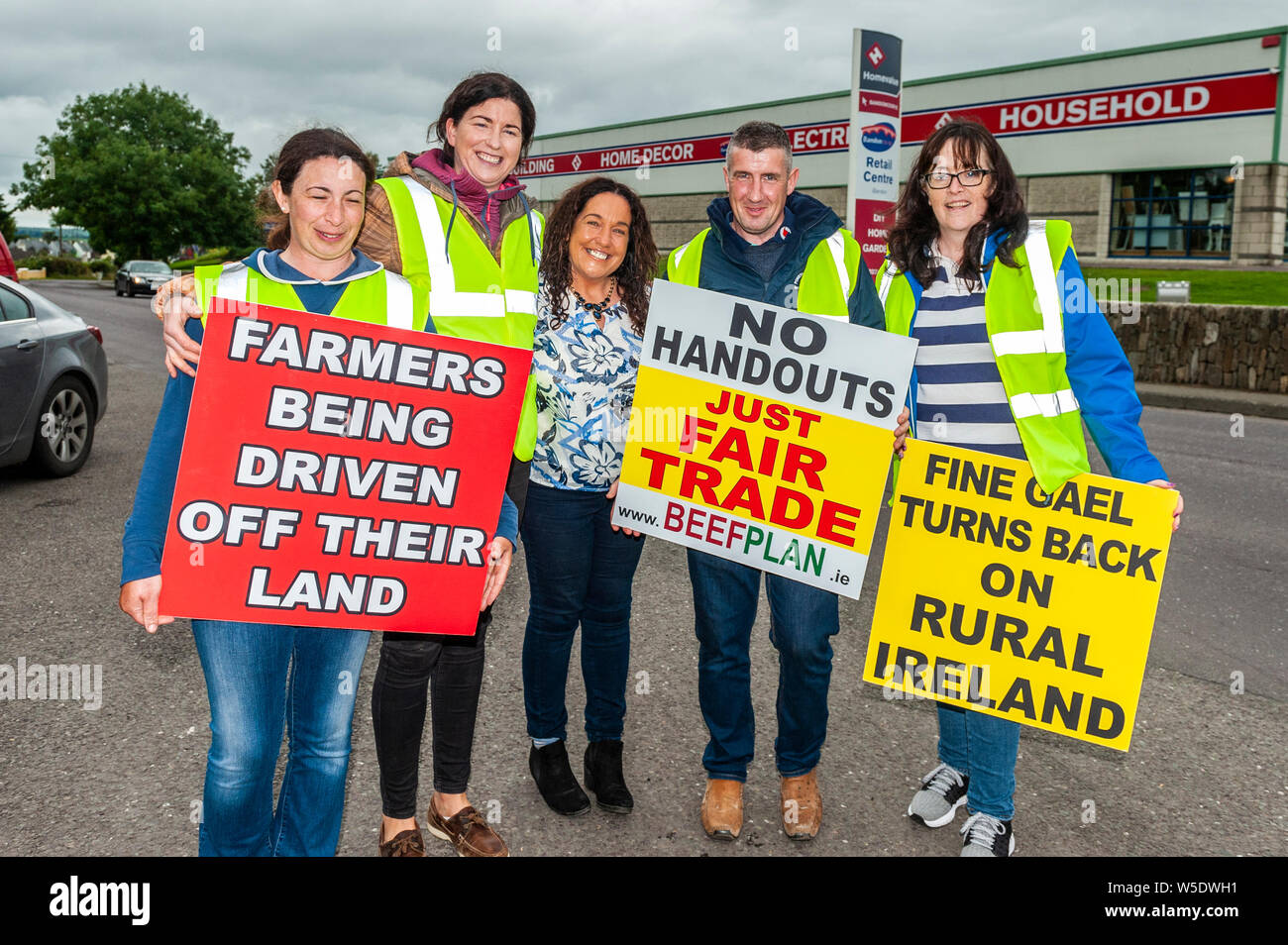 Bandon, West Cork, Irlanda. 28 Luglio 2019. Gli agricoltori arrabbiati del West Cork hanno iniziato una protesta fuori dalle porte della ABP Foods, la casa di macellazione di Bandon, oggi. Gli agricoltori protestano contro i prezzi modesti che gli alimenti ABP danno. Gli agricoltori dicono che rimarrà fuori dai cancelli fino a quando la situazione non migliora. TD Margaret Murphy o'Mahony (FF) si è rivolta per mostrare il suo sostegno. Credit: AG News/Alamy Live News Foto Stock