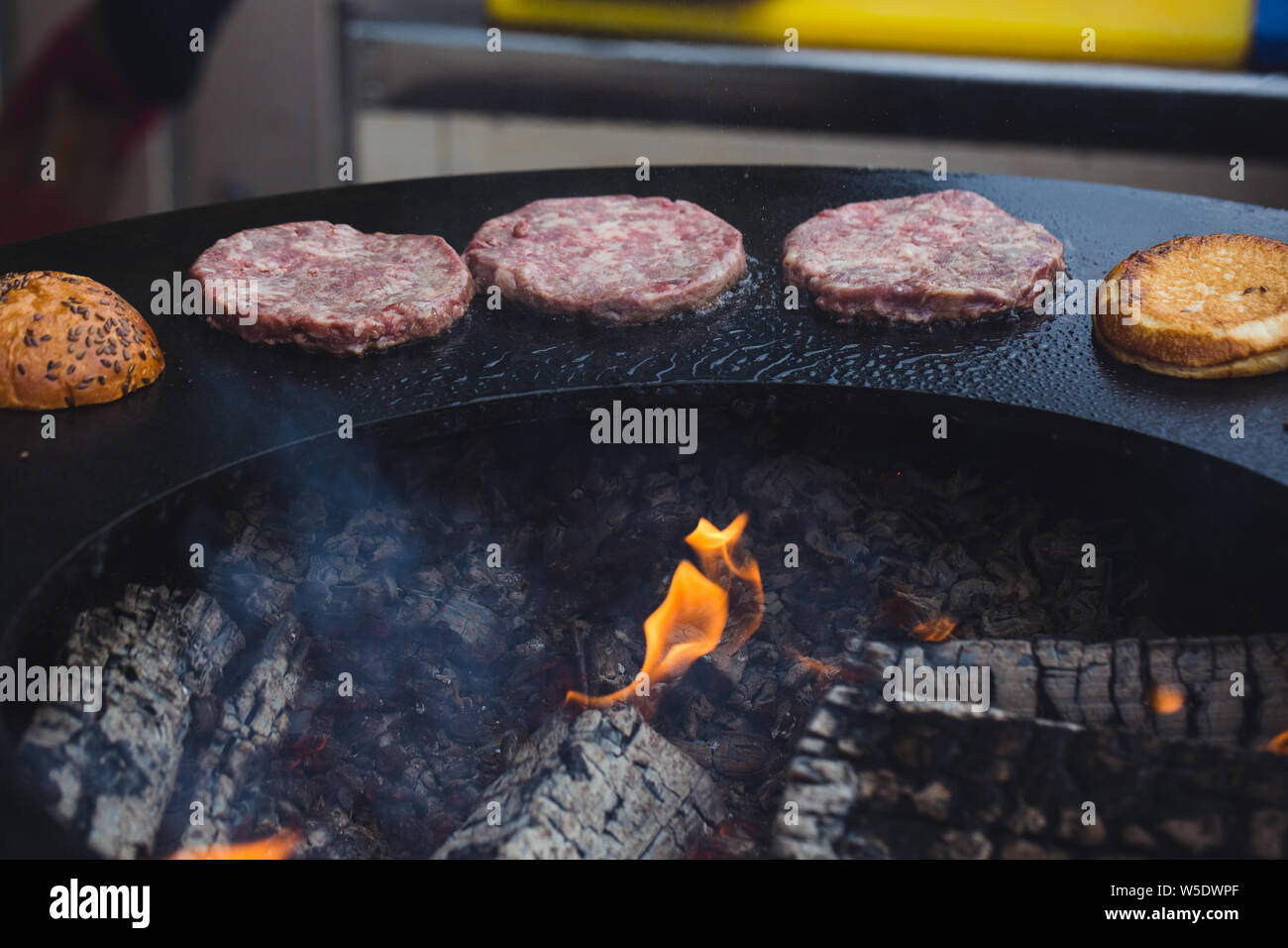 Preparazione di hamburger di succose bistecche alla griglia Foto Stock