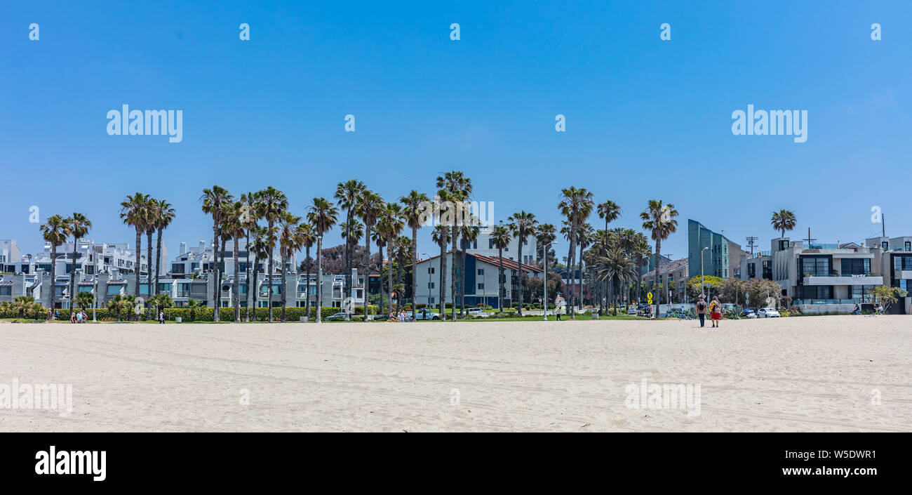 California USA. Maggio 30, 2019. Vista panoramica della spiaggia di Venice e cielo blu, soleggiata giornata di primavera. Gli alberi di palma, alberghi e case di vacanza sfondo. Foto Stock