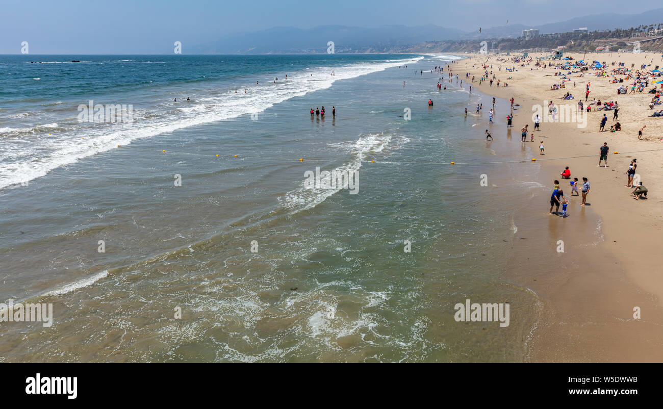 California USA. Maggio 30, 2019. La gente sulla sabbiosa spiaggia di Santa Monica. Fascia costiera sull'oceano pacifico di Los Angeles. Il blu del cielo e del mare Foto Stock
