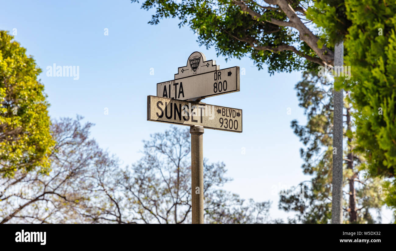 Los Angeles California, Stati Uniti d'America. Il 31 maggio 2019. Sunset Beato e Alta attraversando in Beverly Hills. Strada bianca segni cielo blu sullo sfondo. Soleggiata giornata di primavera. Foto Stock