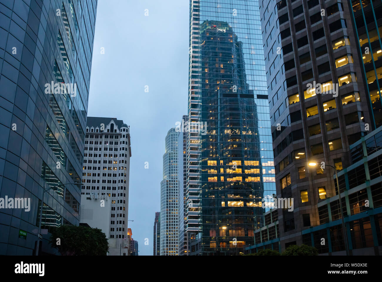 Los Angeles California USA. Il 1 giugno 2019. Grattacieli illuminati, cielo blu di sfondo, serata primaverile Foto Stock