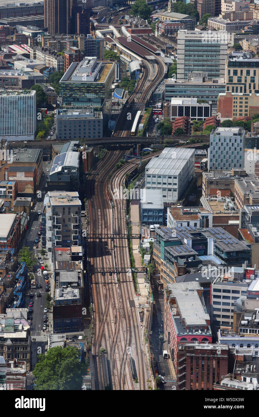 Una vista dal ad ovest di Shard guardando ad ovest lungo binari del treno verso Waterloo East stazione ferroviaria. Foto Stock
