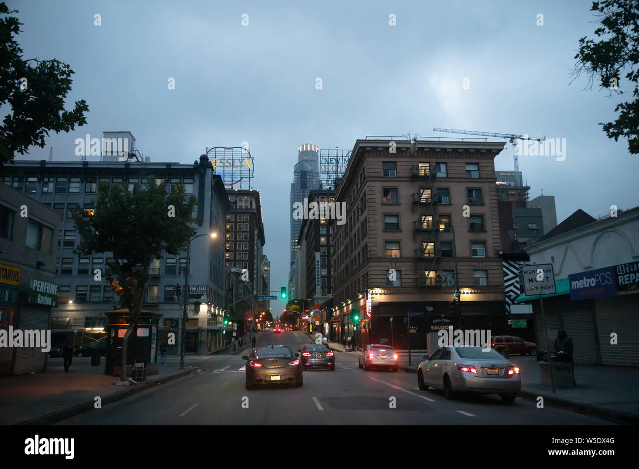 Los Angeles California USA. Il 1 giugno 2019. Edifici illuminati, luci auto sulla strada, cielo blu di sfondo, serata primaverile downtown Foto Stock