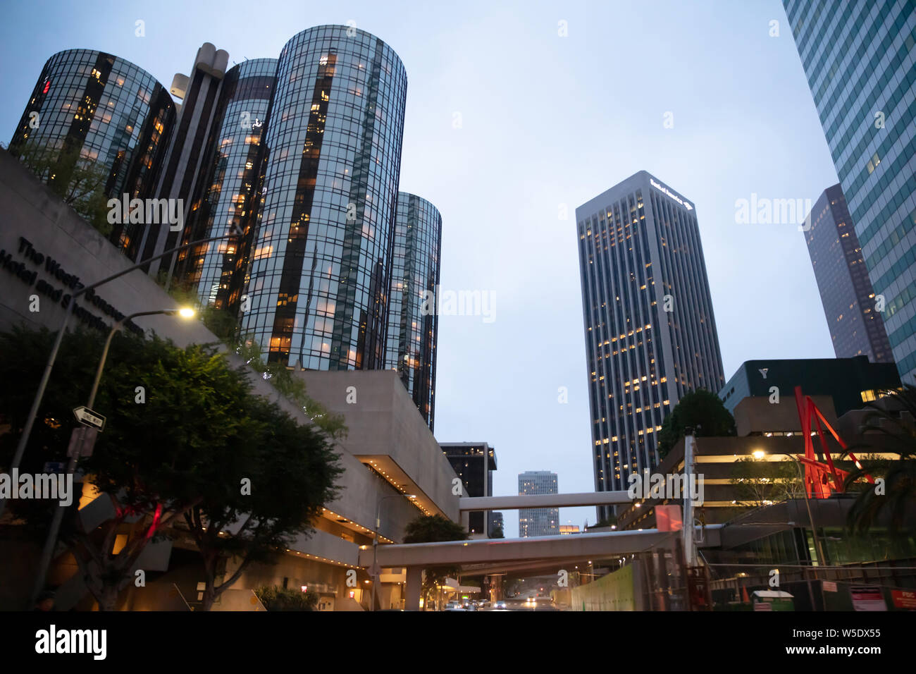 Los Angeles California USA. Il 1 giugno 2019. Grattacieli illuminati, luci auto in strada il cielo blu di sfondo, serata primaverile Foto Stock