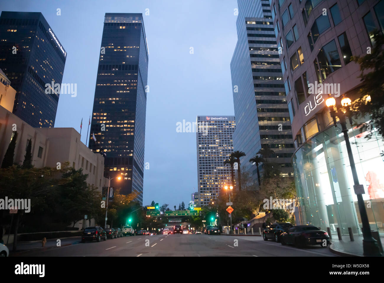 Los Angeles California USA. Il 1 giugno 2019. Grattacieli illuminati, luci auto sulla strada, cielo blu di sfondo, serata primaverile Foto Stock