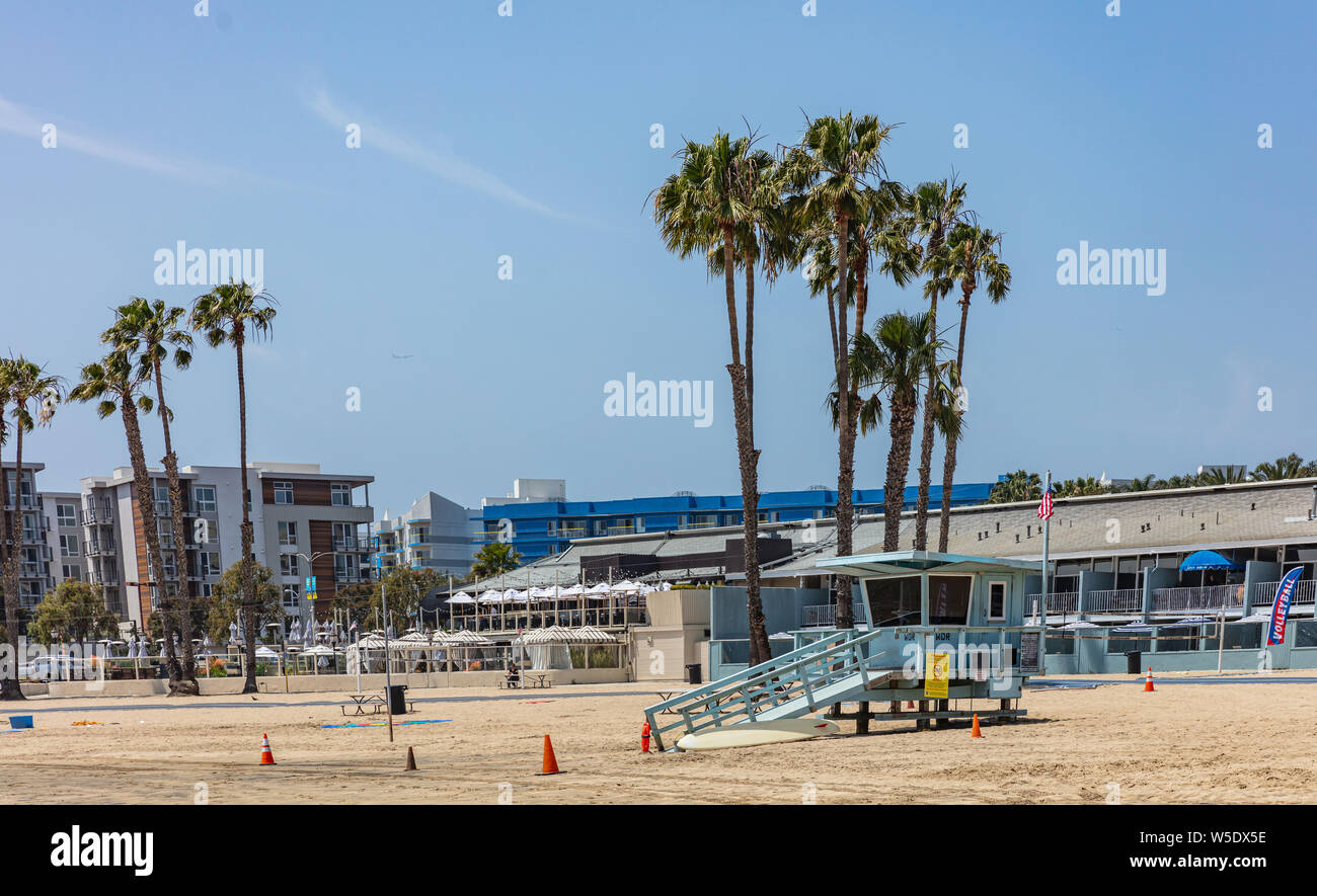 California USA. Maggio 30, 2019. Palme e hotel in Marina del Rey spiaggia sabbiosa. Lifeguard hut, cielo blu. Soleggiata giornata di primavera Foto Stock