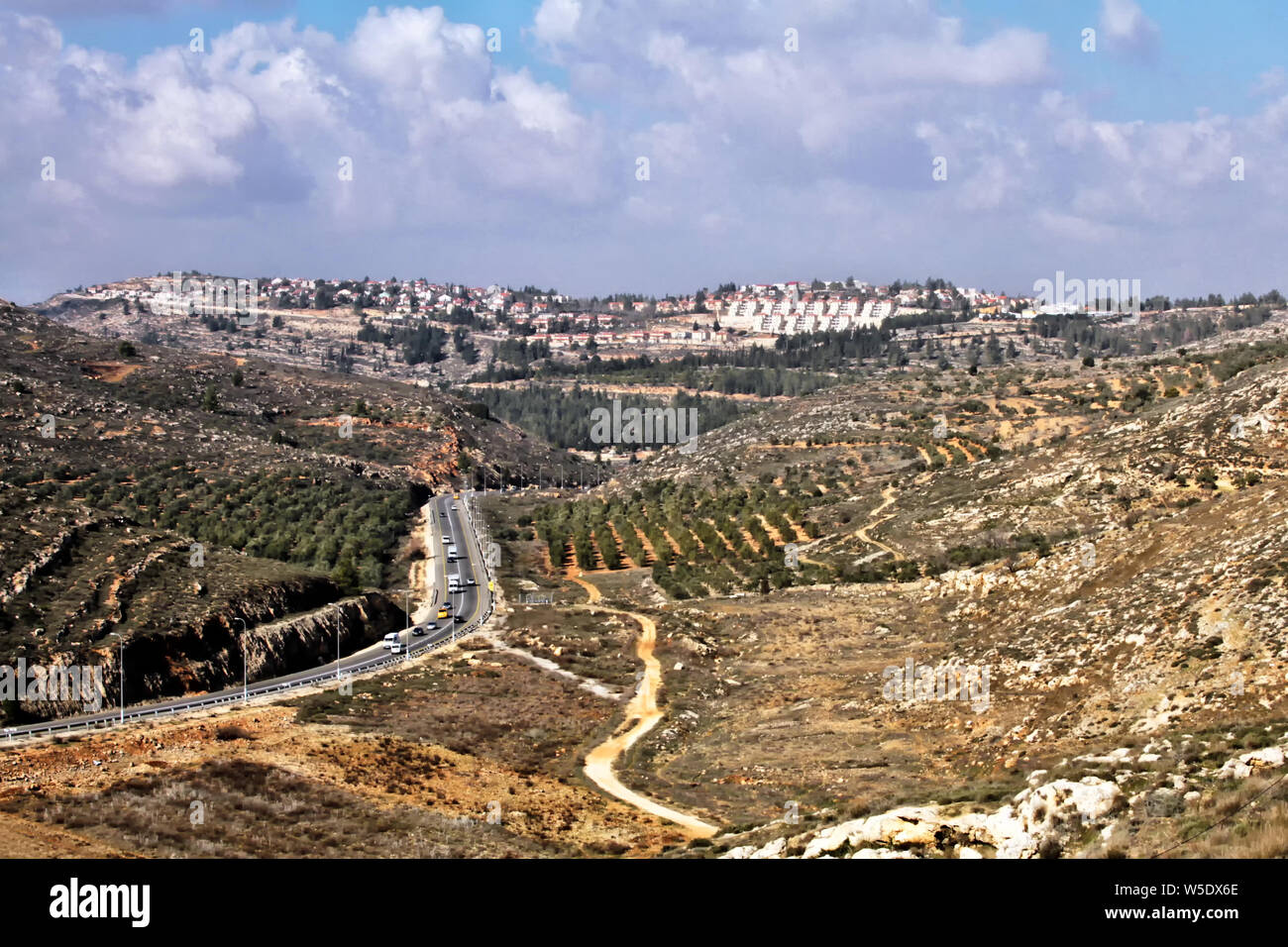 Questa vista è dalla cima della biblica Tel Shiloh sulle colline di Samaria a nord di Gerusalemme in Israele. La vista si affaccia a est lungo l'autostrada 60. Foto Stock
