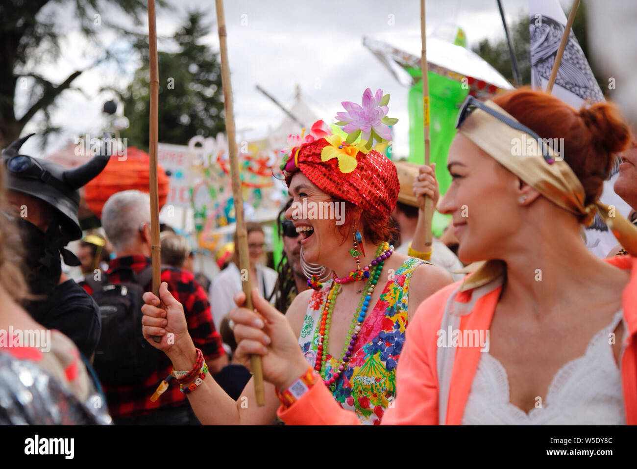 Malmesbury, Wiltshire. Il 26 luglio 2019. Domenica pomeriggio al Womad Festival è tempo di carnevale e questo anni processione attraverso la folla è una celebrazione del cinquantesimo anniversario della luna sbarchi. Womad - un mondo di musica, arti e Dance Festival che si tiene nella splendida motivi di Charlton Park Station Wagon. Credito: Casper Farrell/Alamy News Foto Stock