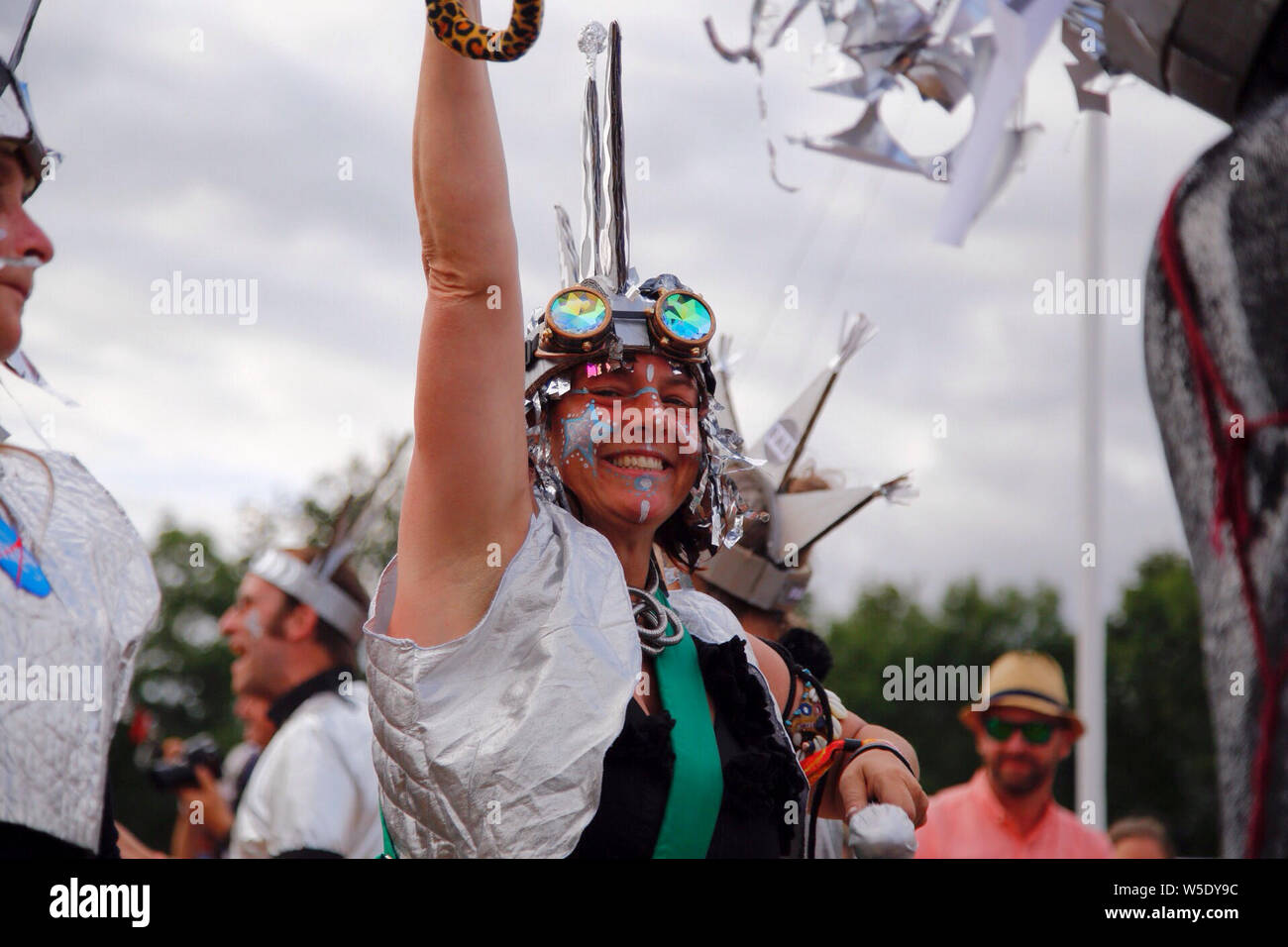 Malmesbury, Wiltshire, Regno Unito. Il 28 luglio 2019. Domenica pomeriggio al Womad Festival è tempo di carnevale e questo anni processione attraverso la folla è una celebrazione del cinquantesimo anniversario della luna sbarchi. Womad - un mondo di musica, arti e Dance Festival che si tiene nella splendida motivi di Charlton Park Station Wagon. Credito: Wayne Farrell/Alamy Live News Foto Stock