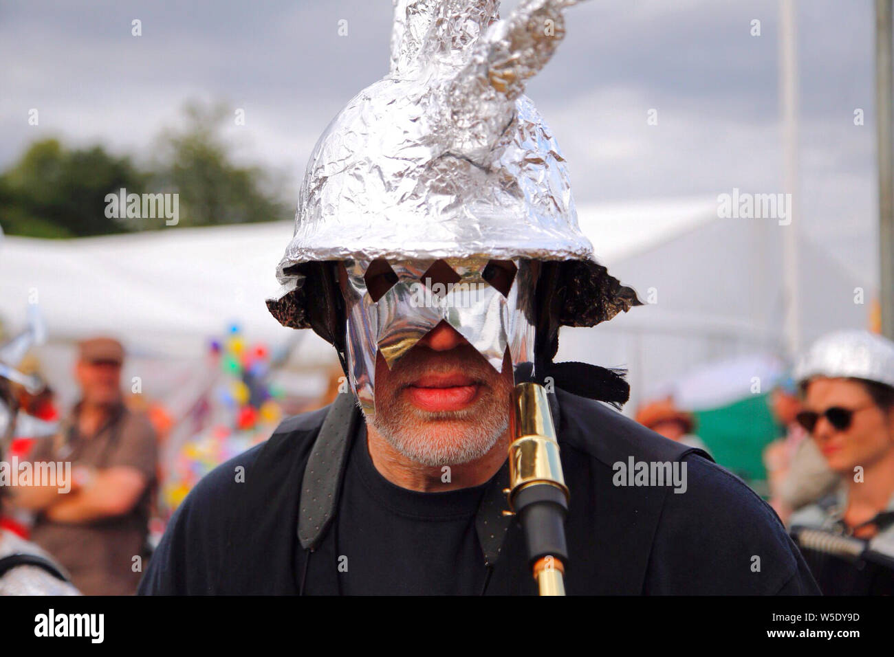 Malmesbury, Wiltshire, Regno Unito. Il 28 luglio 2019. Domenica pomeriggio al Womad Festival è tempo di carnevale e questo anni processione attraverso la folla è una celebrazione del cinquantesimo anniversario della luna sbarchi. Womad - un mondo di musica, arti e Dance Festival che si tiene nella splendida motivi di Charlton Park Station Wagon. Credito: Wayne Farrell/Alamy Live News Foto Stock