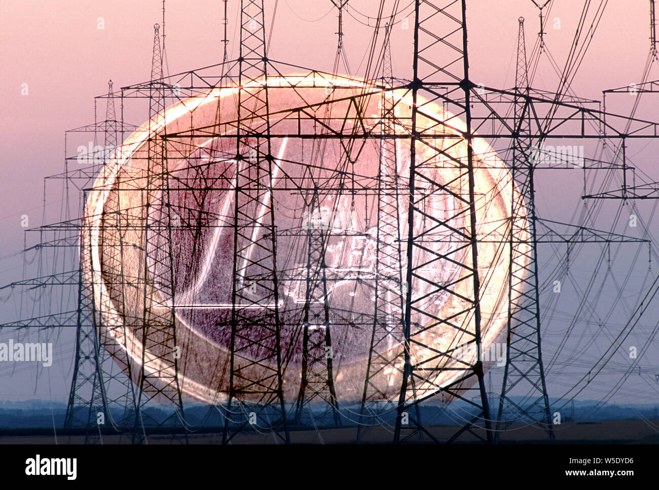 Tralicci elettrici e di monete in euro Foto Stock