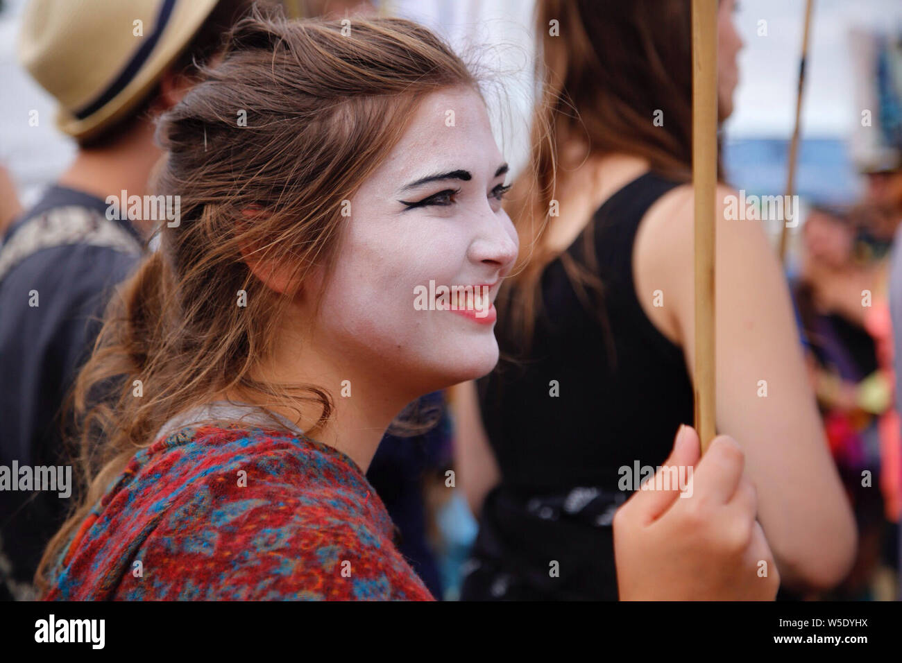Malmesbury, Wiltshire, Regno Unito. Il 28 luglio 2019. Domenica pomeriggio al Womad Festival è tempo di carnevale e questo anni processione attraverso la folla è una celebrazione del cinquantesimo anniversario della luna sbarchi. Womad - un mondo di musica, arti e Dance Festival che si tiene nella splendida motivi di Charlton Park Station Wagon. Credito: Wayne Farrell/Alamy Live News Foto Stock