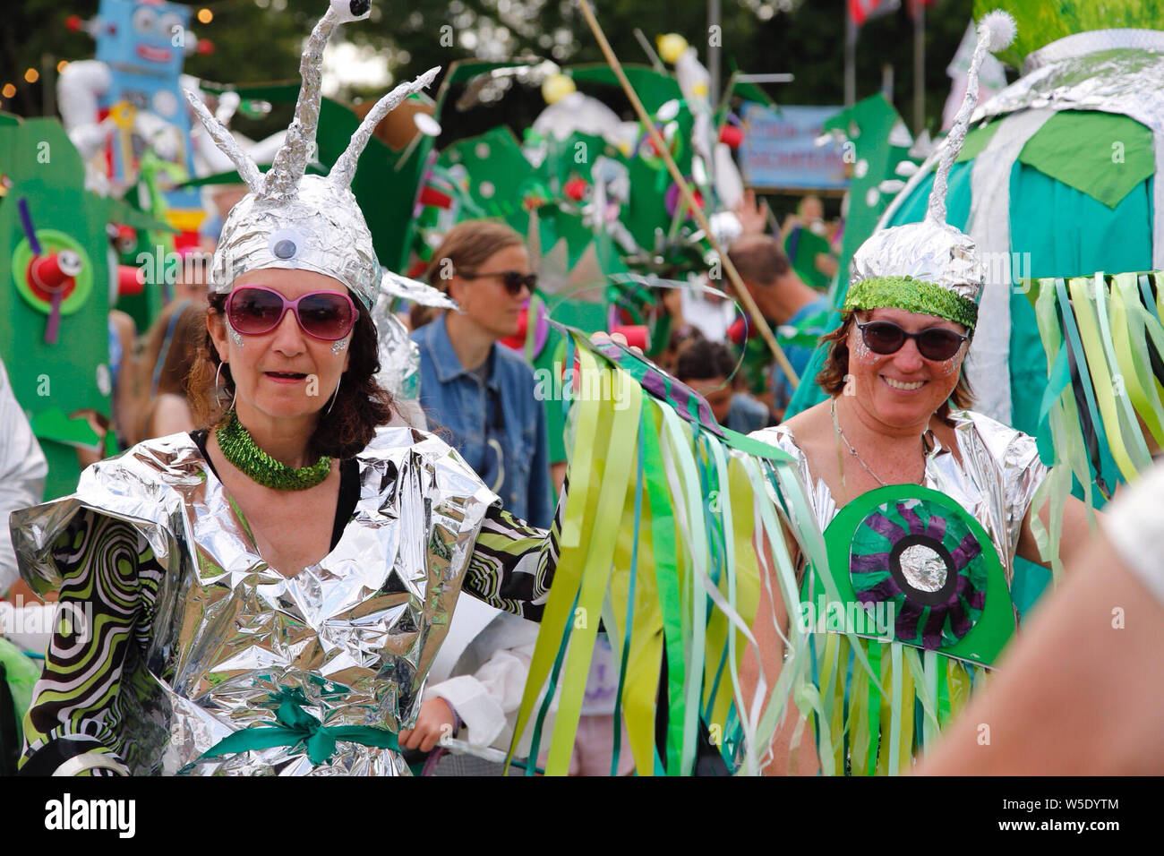 Malmesbury, Wiltshire, Regno Unito. Il 28 luglio 2019. Domenica pomeriggio al Womad Festival è tempo di carnevale e questo anni processione attraverso la folla è una celebrazione del cinquantesimo anniversario della luna sbarchi. Womad - un mondo di musica, arti e Dance Festival che si tiene nella splendida motivi di Charlton Park Station Wagon. Credito: Casper Farrell/Alamy Live News Foto Stock