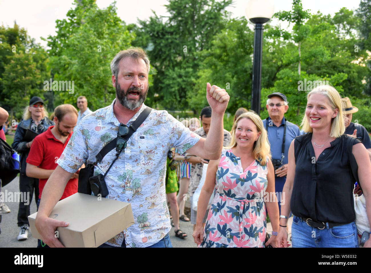 Ottawa, Canada - 27 Luglio 2019: Ottawa nato il comico Tom Green al rally ha invitato il pubblico a unirsi in uno sforzo per evitare una proposta aggiunta al Chateau Laurier che molte persone si sentono non è appropriato per l'iconico hotel. Sulla destra sono MP Mona Fortier e il ministro dell'ambiente, Catherine McKenna. Foto Stock