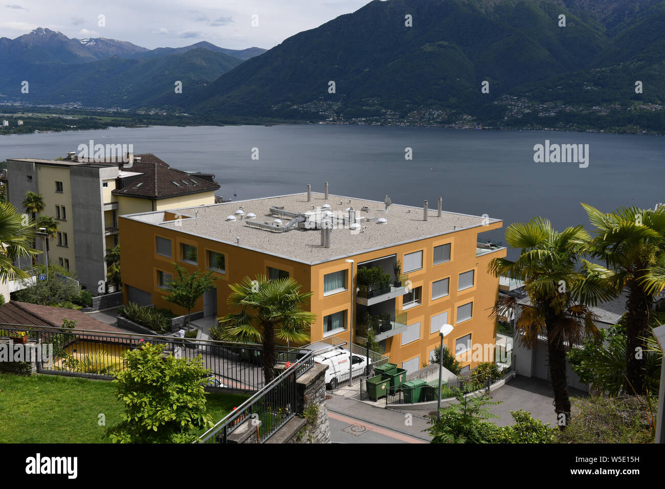 Moderni appartamenti si affaccia sul Lago Maggiore a Locarno su la parte italiana della Svizzera Foto Stock