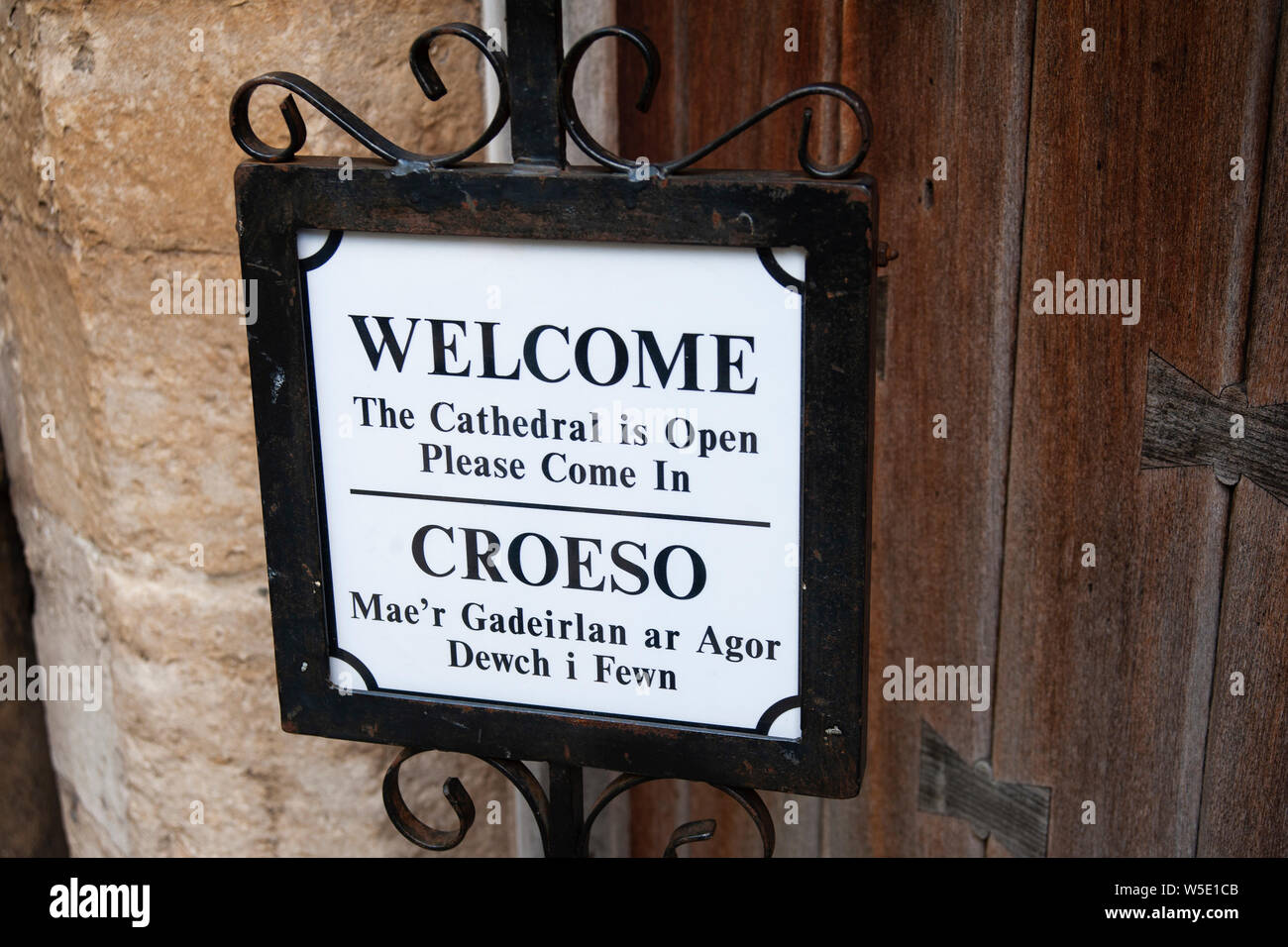 Segno di benvenuto a Llandaff Cathedral in inglese e gallese Foto Stock