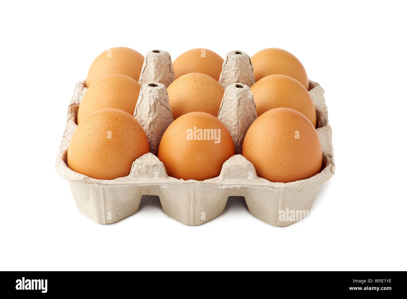 Brown uova fresche nel vassoio di retail su bianco Foto Stock