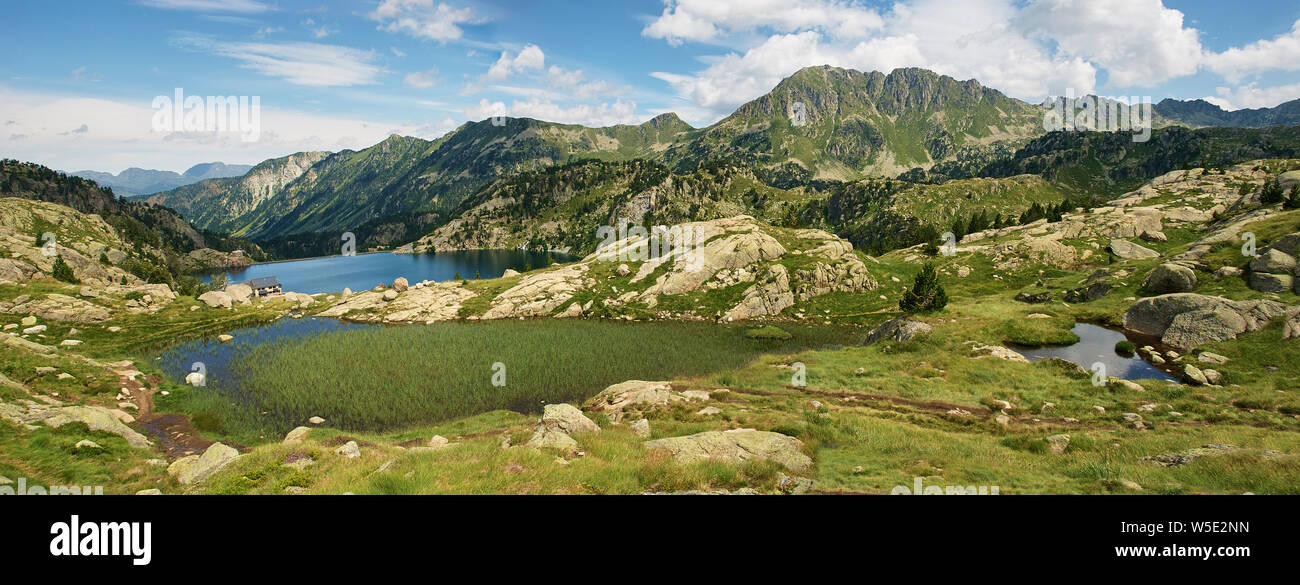 Panoramica dei principali Estanh de Colomèrs e zone umide in Aigüestortes i Estany de Sant Maurici National Park (Val d'Aran, Pirenei, Catalogna, Spagna) Foto Stock