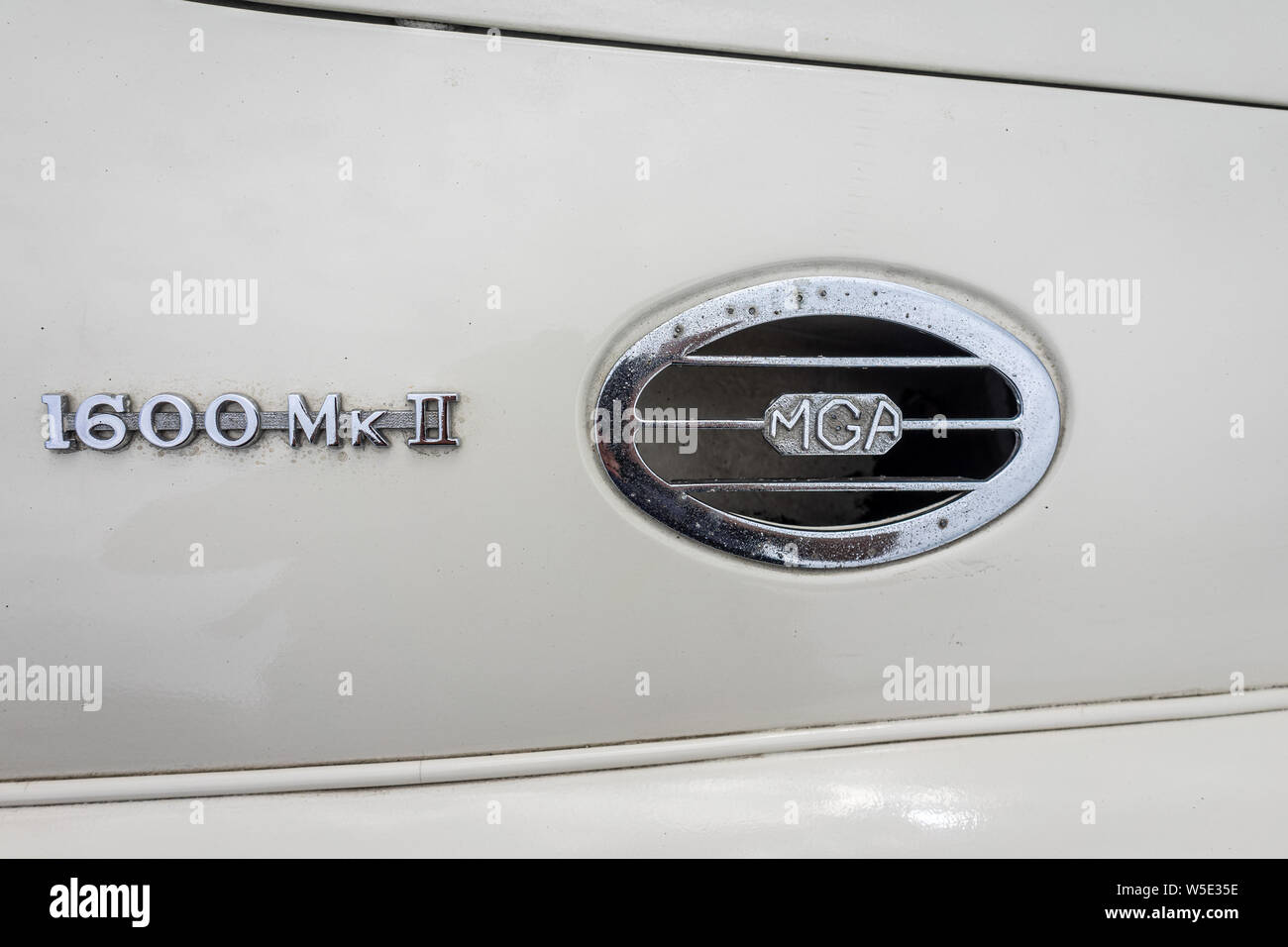 PAAREN IM GLIEN, Germania - Giugno 08, 2019: emblema og sports cars mg a 1600 Mark II, close-up. Die Oldtimer Show 2019. Foto Stock