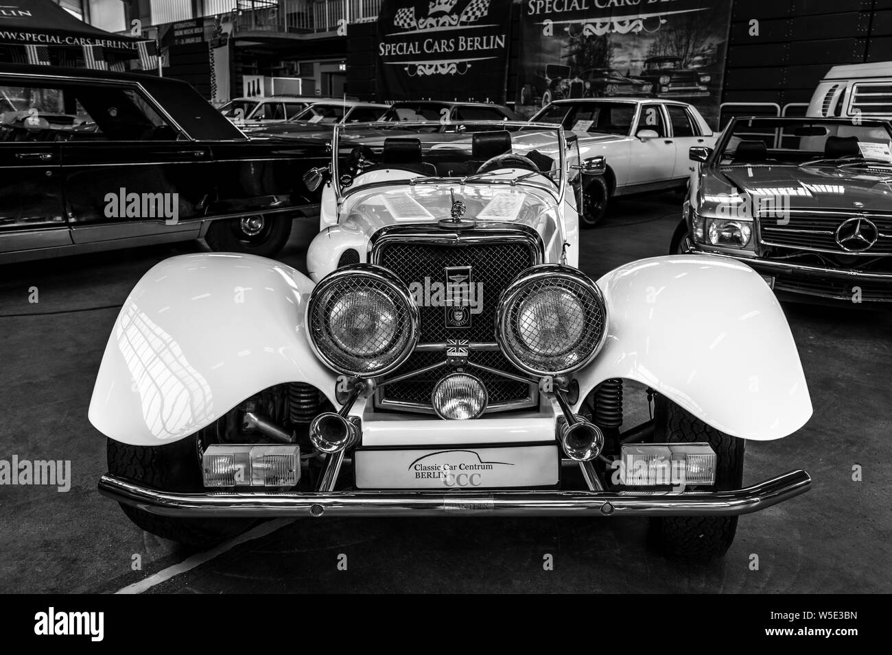 PAAREN IM GLIEN, Germania - Giugno 08, 2019: Un ultra lusso esclusivo 2 porta-roadster Panther Westwinds J72. In bianco e nero. Die Oldtimer Show 2019. Foto Stock