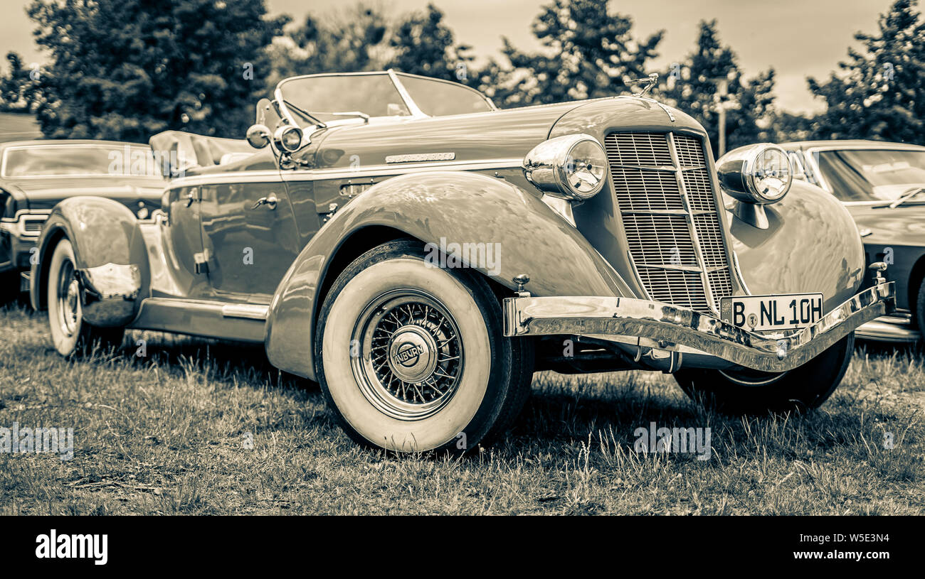 PAAREN IM GLIEN, Germania - Giugno 08, 2019: auto di lusso Auburn Boattail Speedster 851, 1935. In bianco e nero. Tonificazione. Die Oldtimer Show 2019. Foto Stock