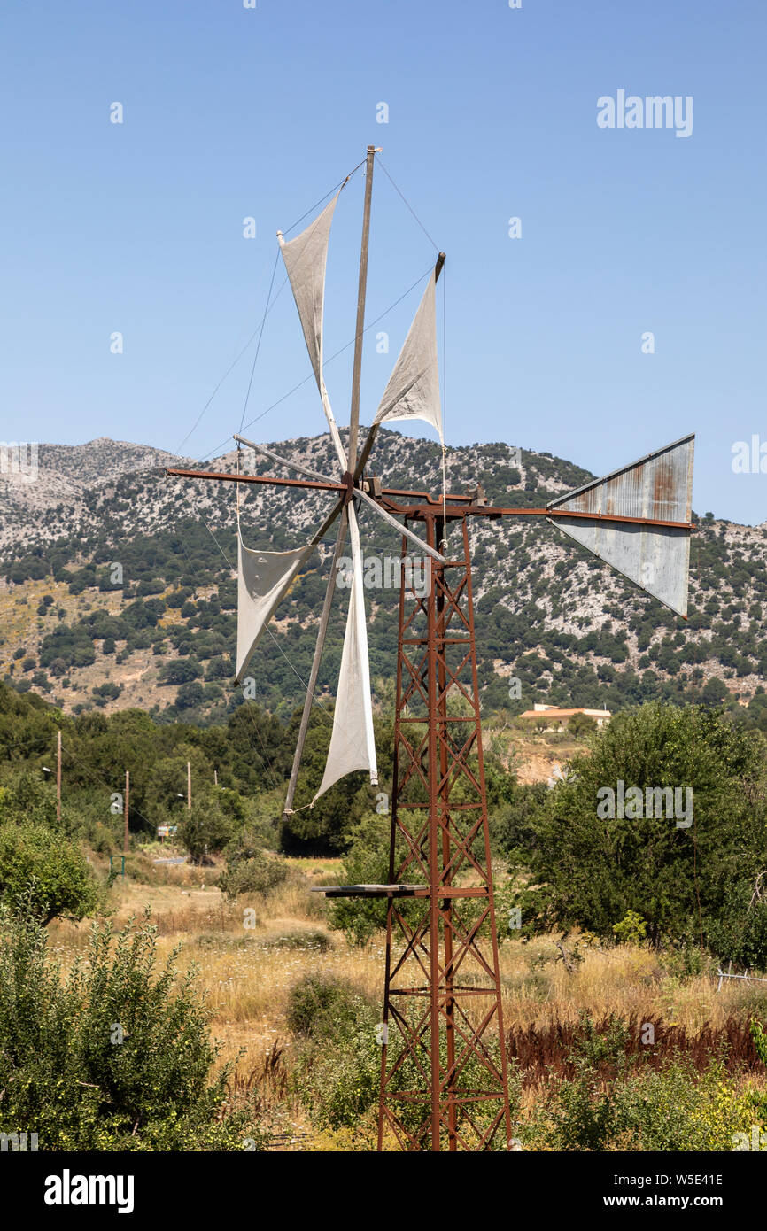 Il mulino a vento di cretese sull'Altopiano di Lassithi, Creta, Grecia Foto Stock