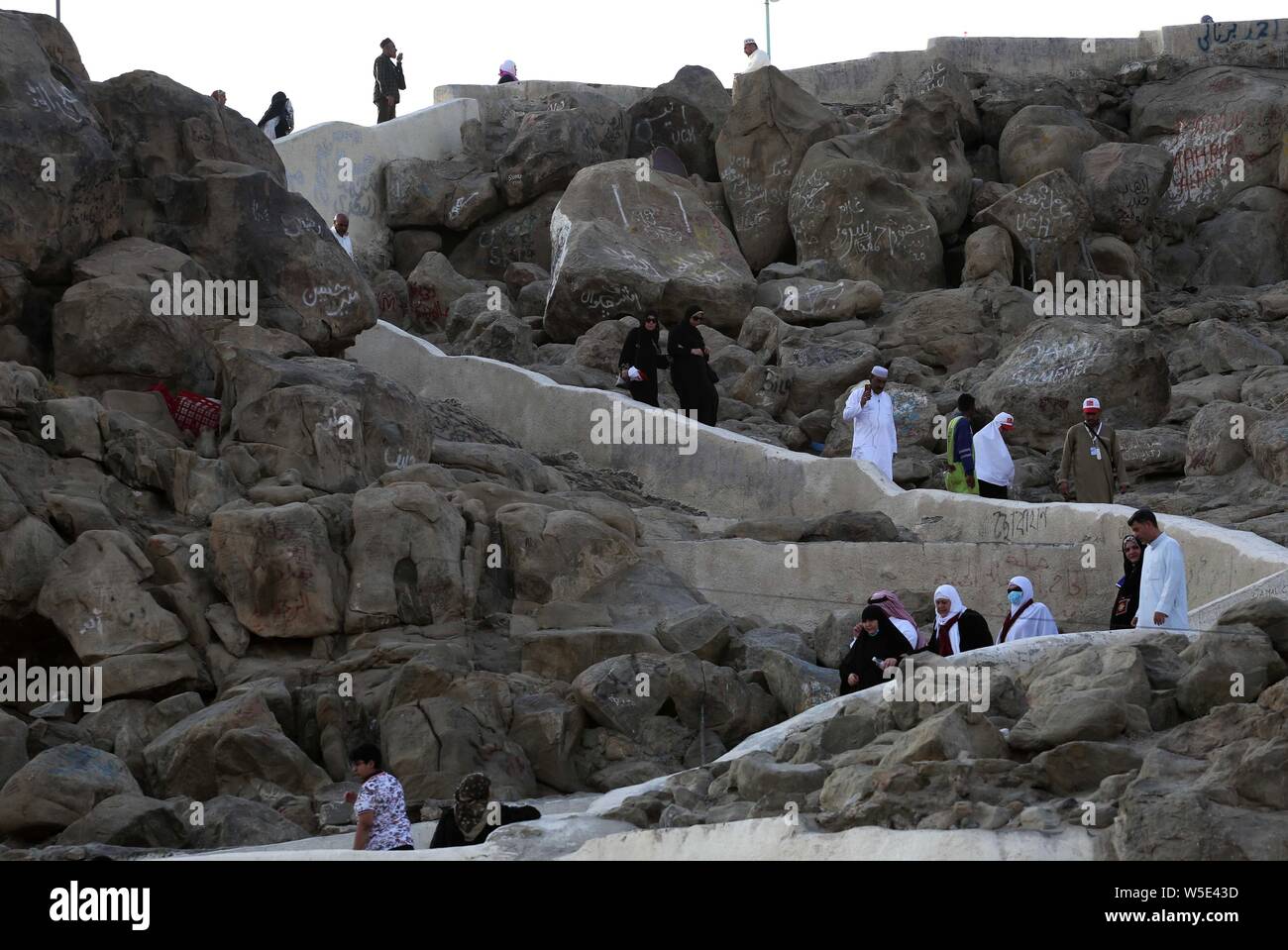 La Mecca, Arabia Saudita. Il 28 luglio 2019. Musulmani pellegrini visitare il mount di Arafat al di fuori la Mecca, giorni prima del giorno di Arafa, durante l annuale hajj pellegrinaggio alla Mecca Luglio 28, 2019. Secondo i musulmani libro sacro Corano, la Kaaba fu costruita da Abramo e suo figlio Ismael, dopo Ismael si erano insediati in Arabia. Milioni di musulmani sono arrivati in Arabia Saudita per eseguire il loro Hajj Credito: ZUMA Press, Inc./Alamy Live News Foto Stock