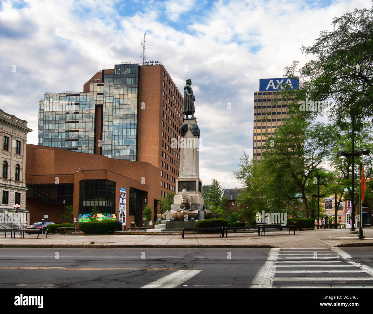 Syracuse, New york, Stati Uniti d'America. Luglio 12, 2019. Vista del Columbus Circle con la Civic Center e una delle due torri di AXA Foto Stock