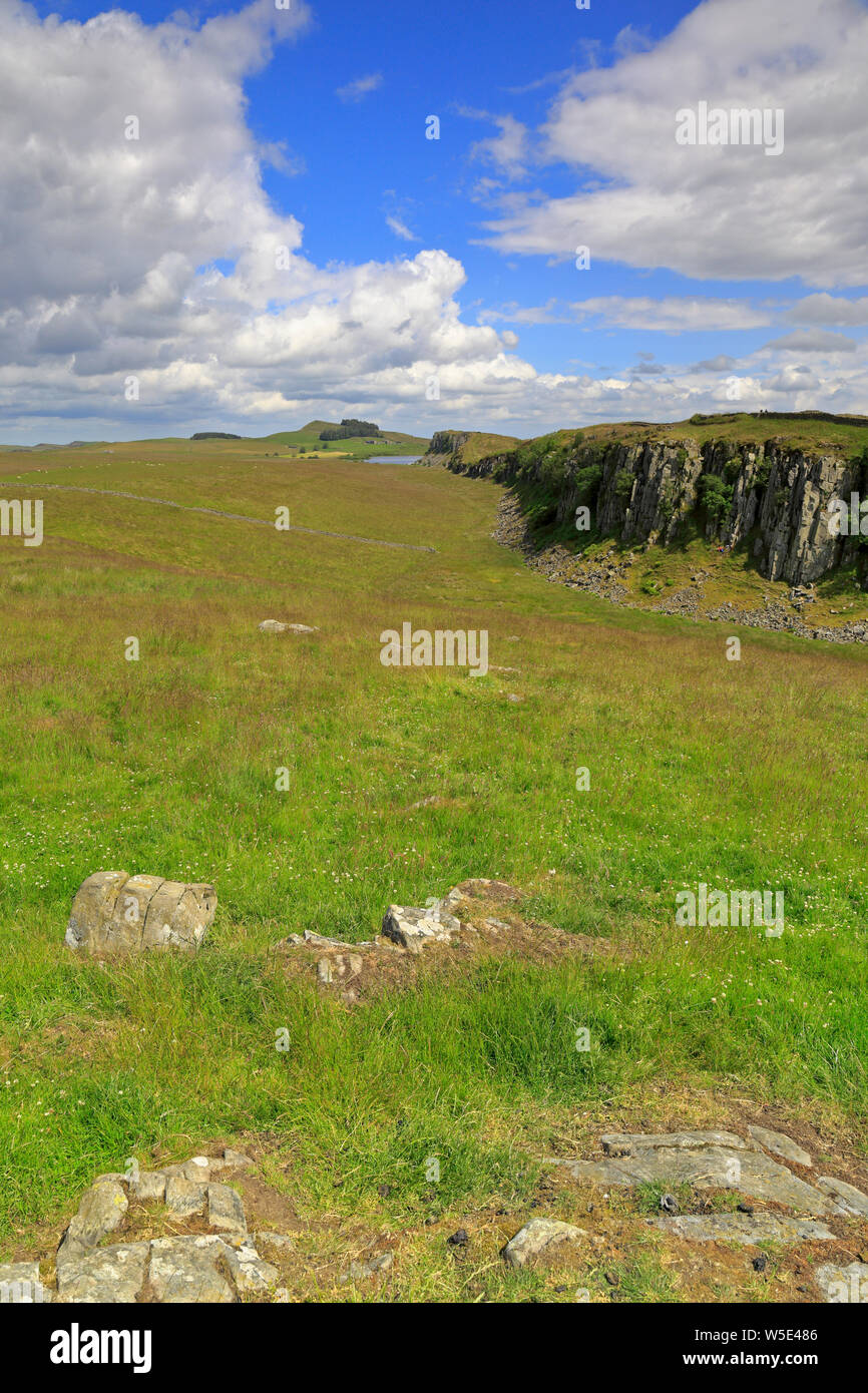 Il Vallo di Adriano lungo Peel dirupi in acciaio Rigg, Sito Patrimonio Mondiale dell'UNESCO, il vallo di Adriano percorso, nei pressi di Hexham, parco nazionale di Northumberland, Inghilterra. Foto Stock