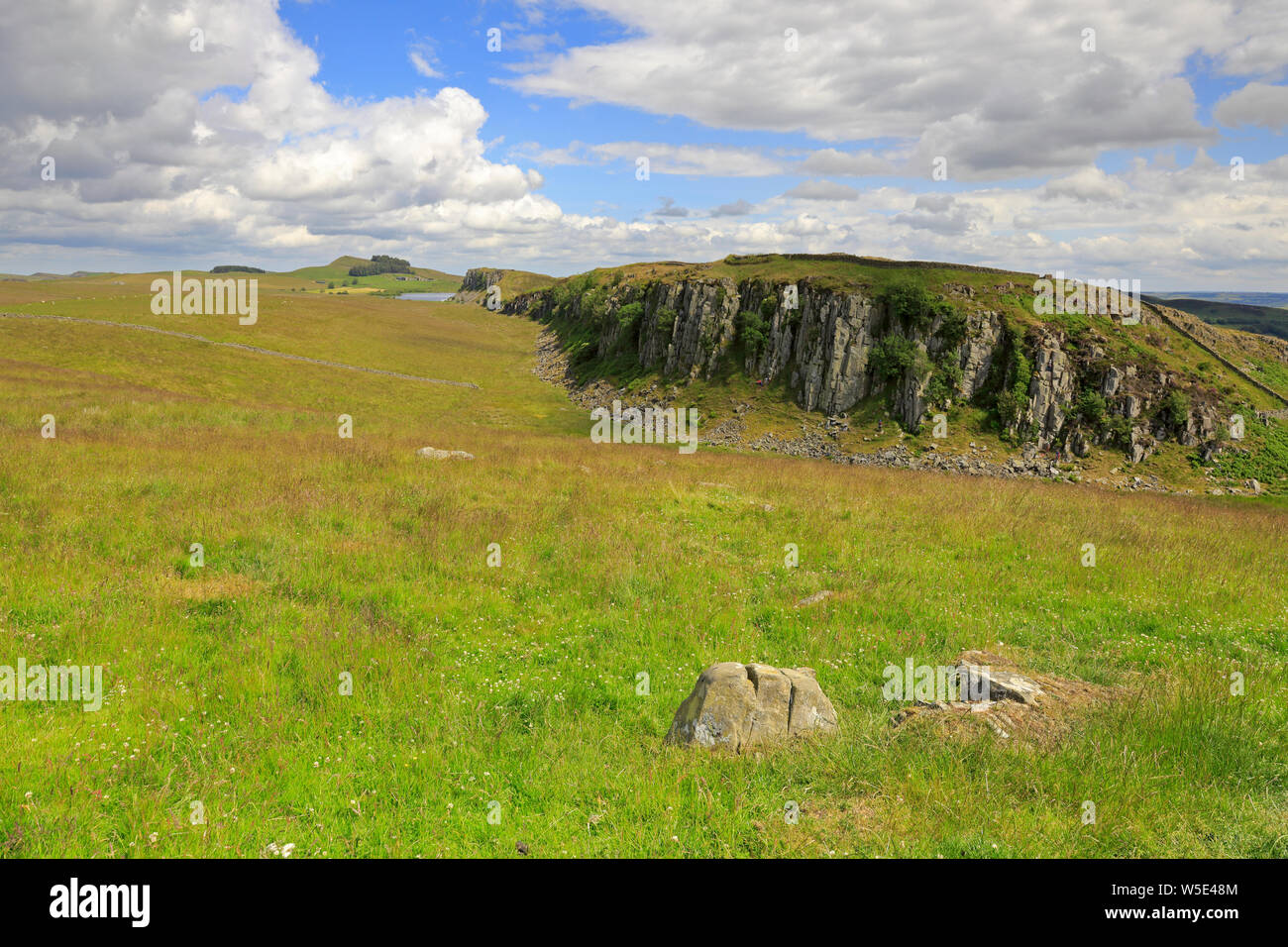 Il Vallo di Adriano lungo Peel dirupi in acciaio Rigg, Sito Patrimonio Mondiale dell'UNESCO, il vallo di Adriano percorso, nei pressi di Hexham, parco nazionale di Northumberland, Inghilterra. Foto Stock