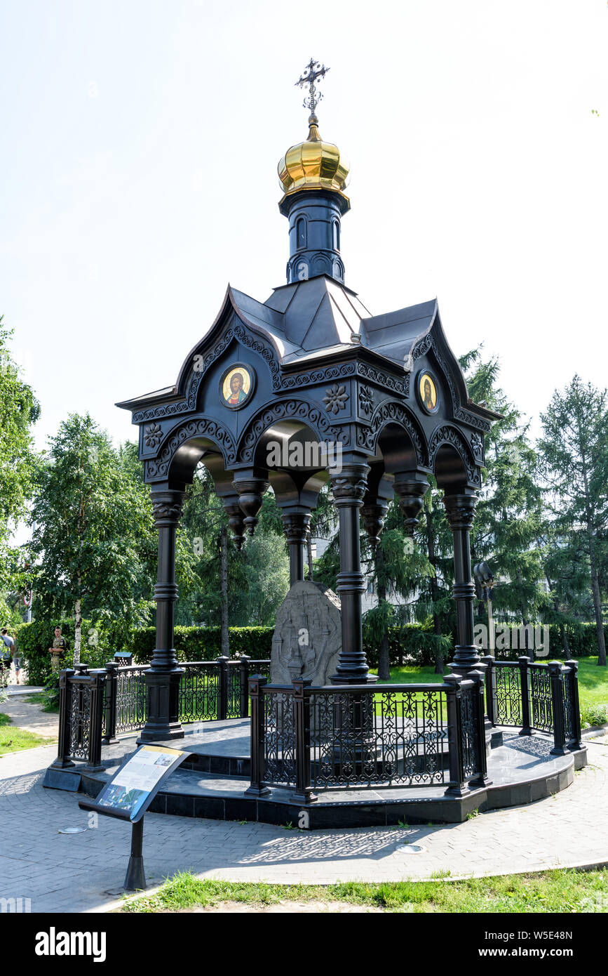 Russia, Irkutsk - 6 luglio 2019: Gazebo in ghisa con una pietra commemorativa ai fondatori della città di Irkutsk da discendenti grati in Foto Stock