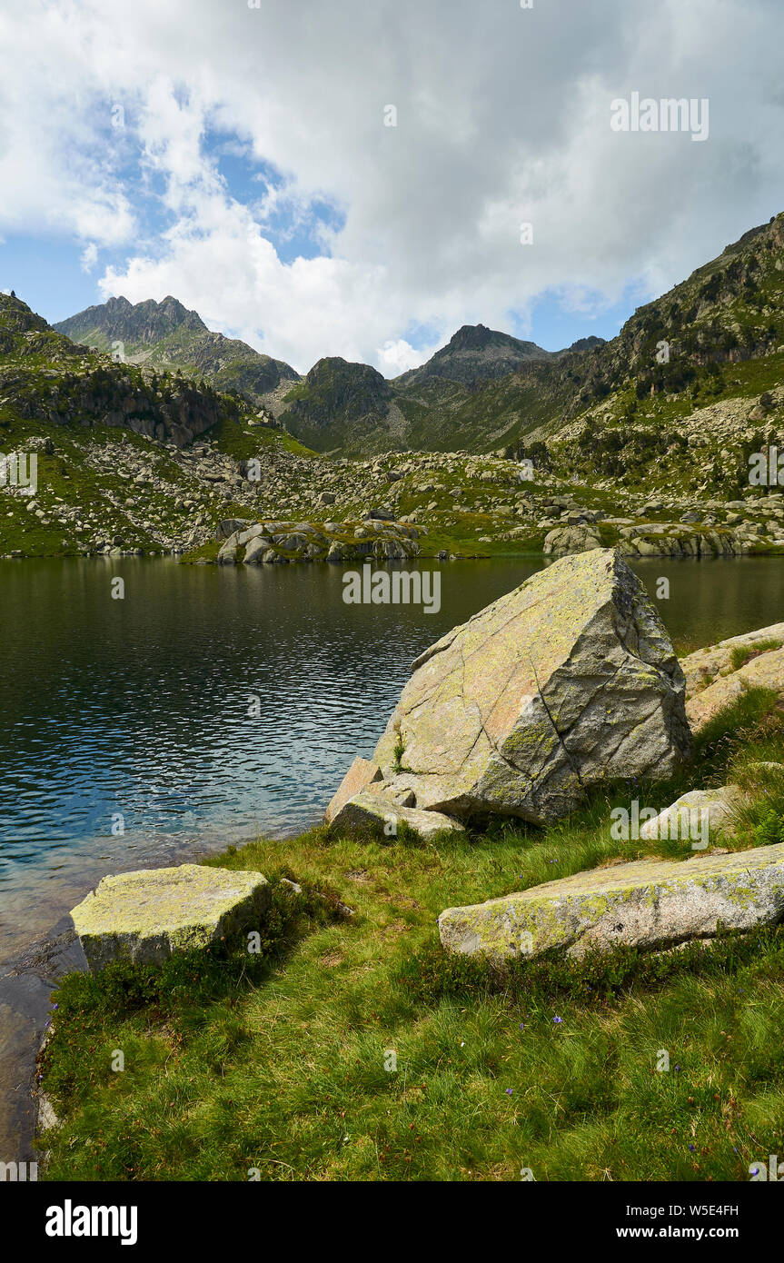 Estanh Mòrt lago e Pòrt de Caldes mountain pass in corrispondenza di Aigüestortes i Estany de Sant Maurici National Park (Valle de Arán, Lleida,Pirenei,cataluña,Spagna) Foto Stock