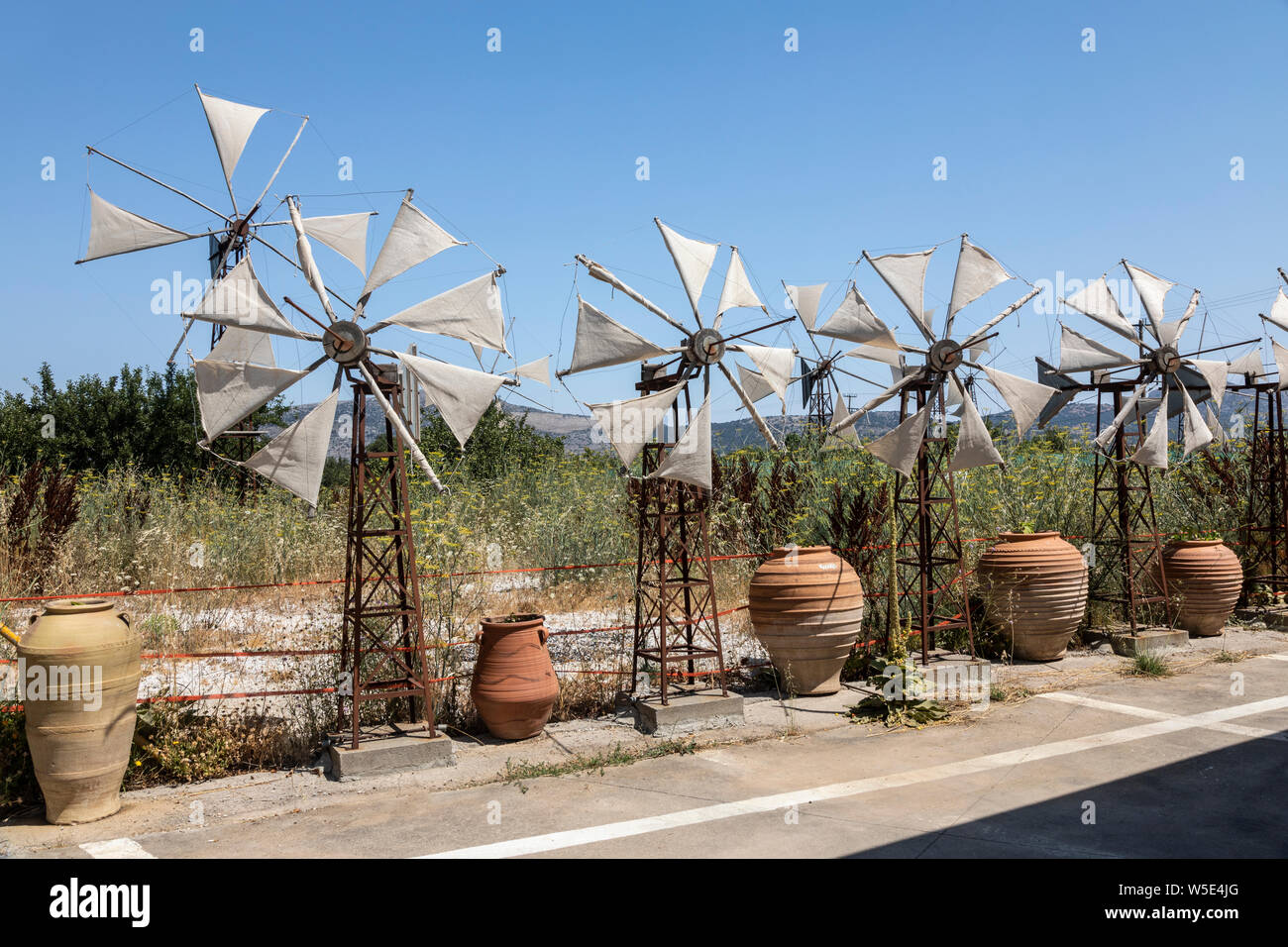 Mulini a vento cretese sull'Altopiano di Lassithi, Creta, Grecia Foto Stock
